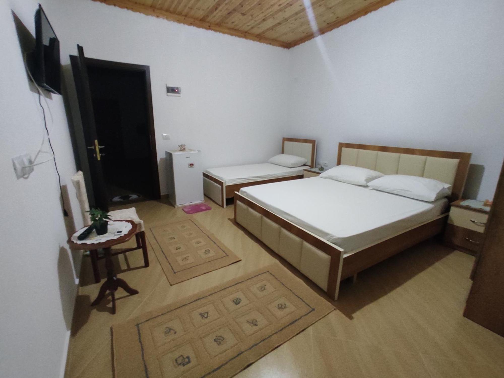 Dino Guest House Гирокастра Экстерьер фото