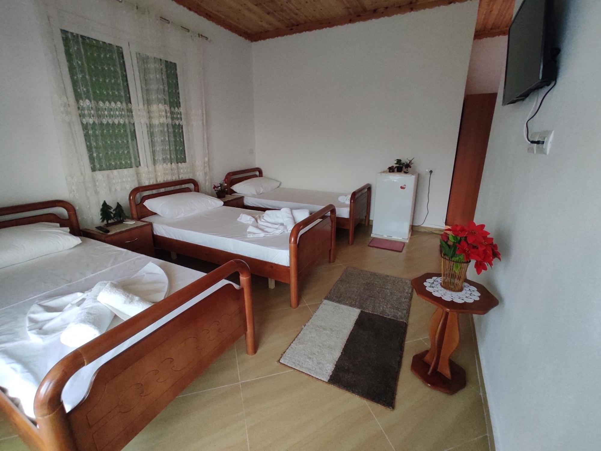 Dino Guest House Гирокастра Экстерьер фото