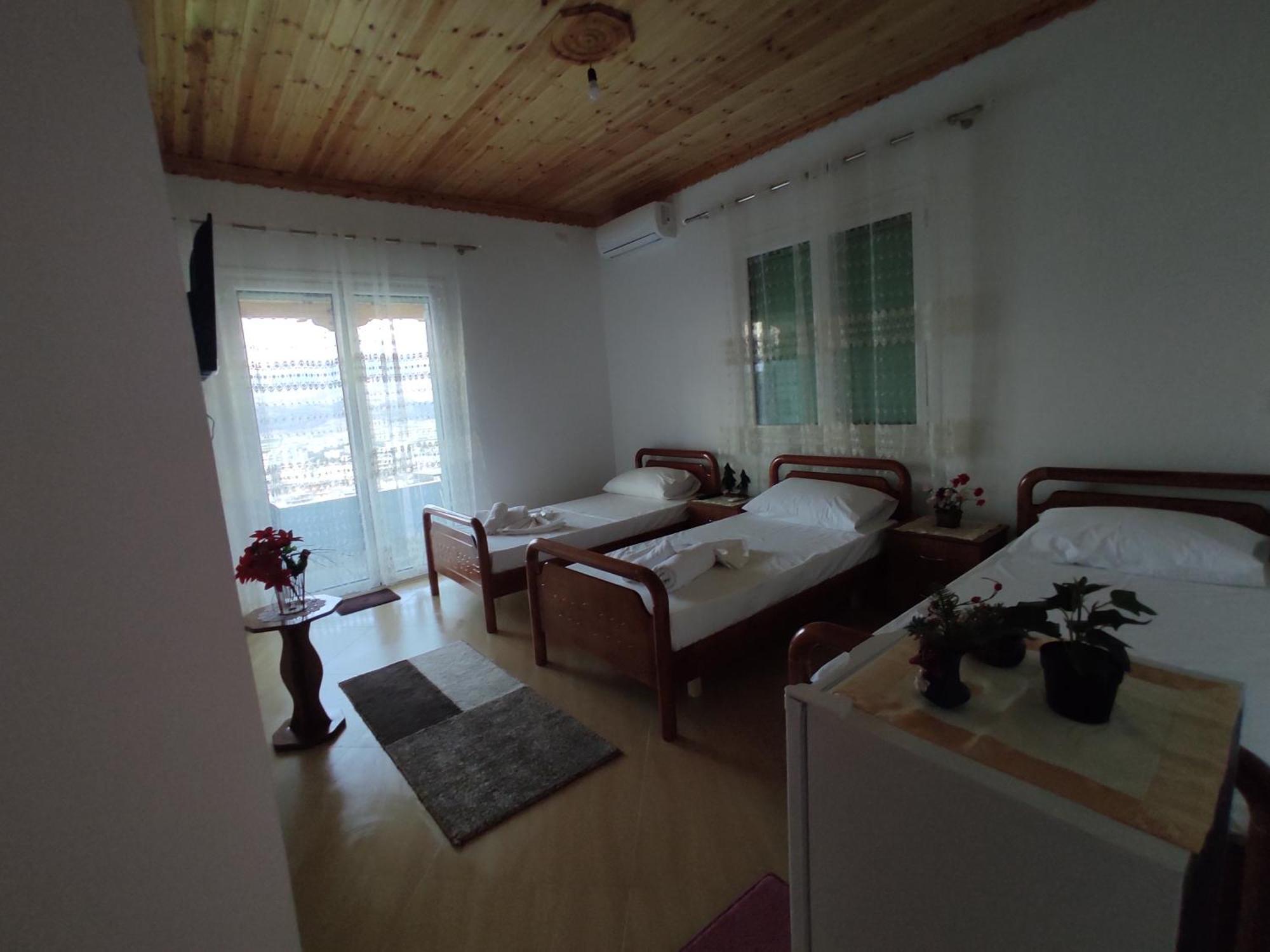 Dino Guest House Гирокастра Экстерьер фото